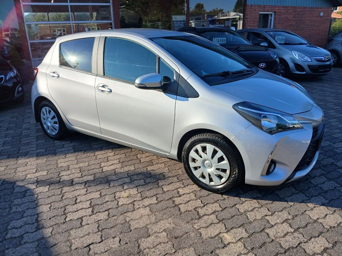 Sølv Toyota Yaris fra 2017