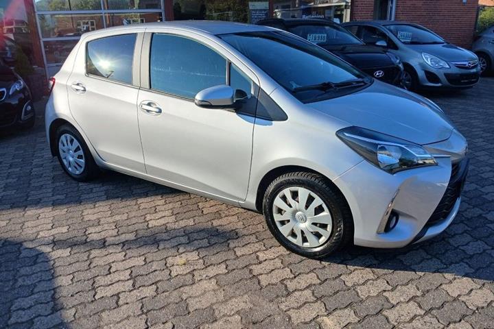Sølv Toyota Yaris fra 2017