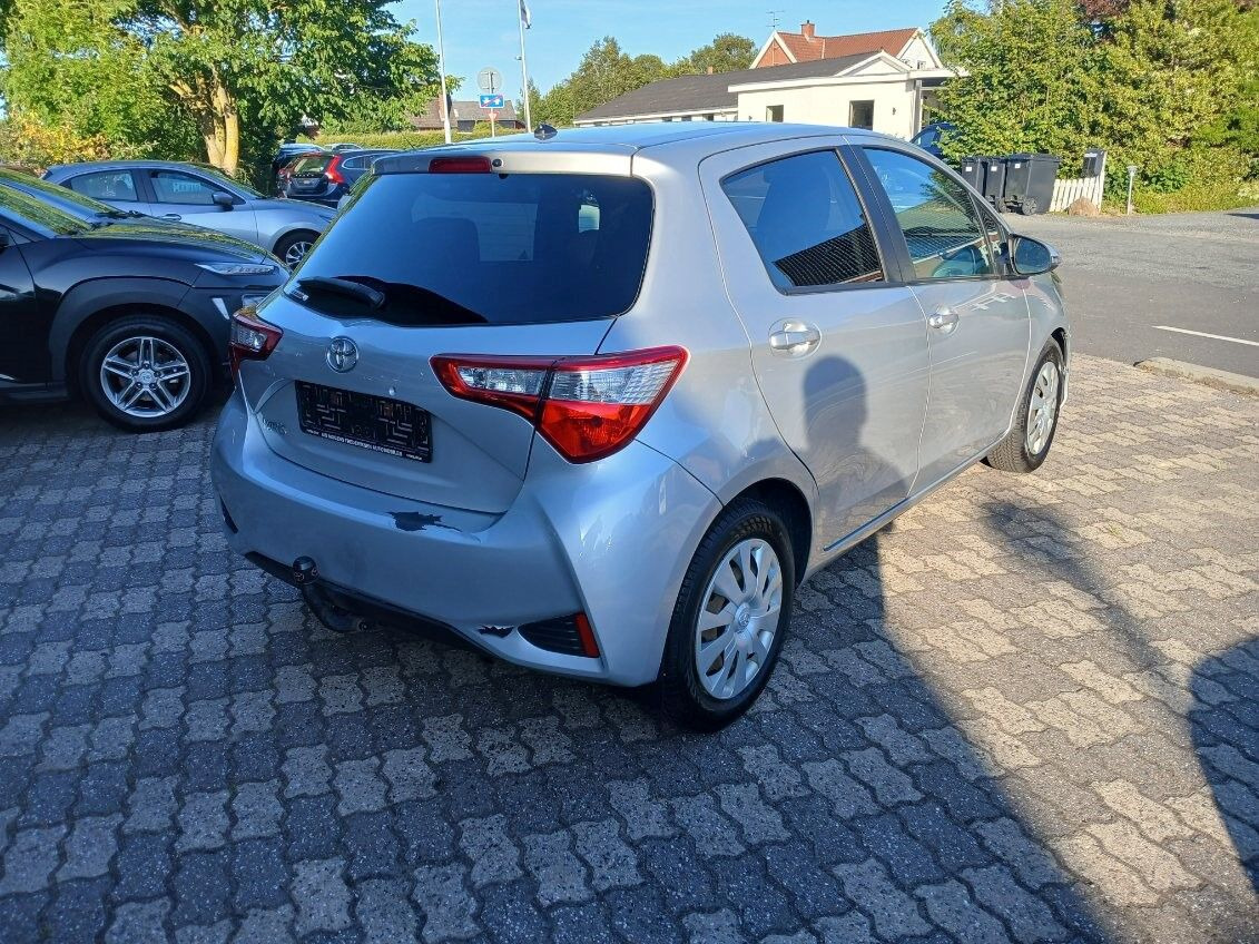 Sølv Toyota Yaris fra 2017