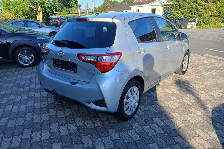 Sølv Toyota Yaris fra 2017