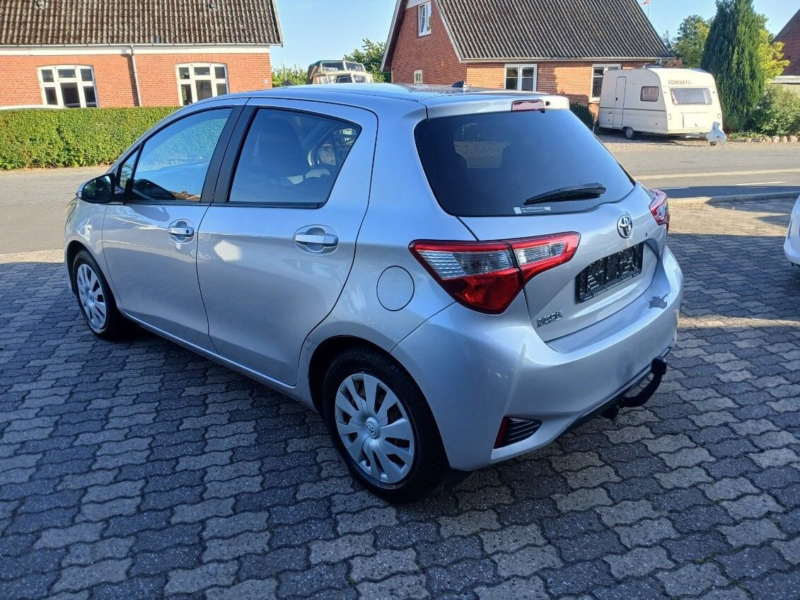 Sølv Toyota Yaris fra 2017