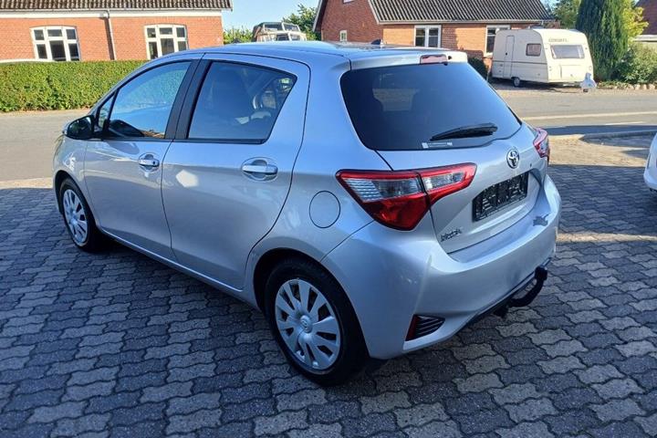 Sølv Toyota Yaris fra 2017