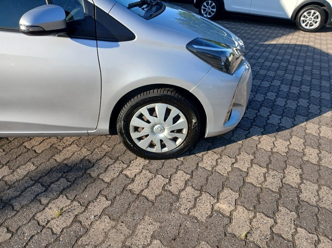 Sølv Toyota Yaris fra 2017