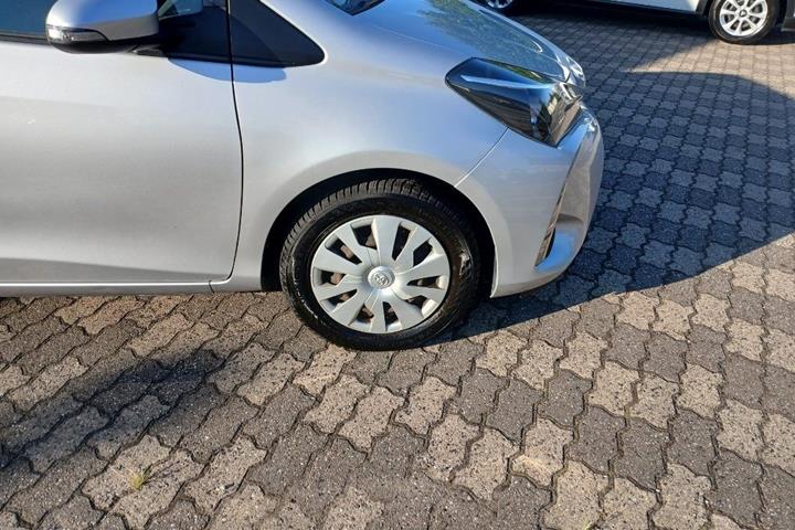 Sølv Toyota Yaris fra 2017
