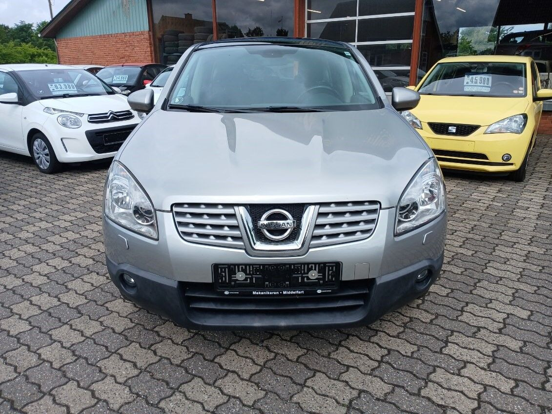 Sølv Nissan Qashqai fra 2009