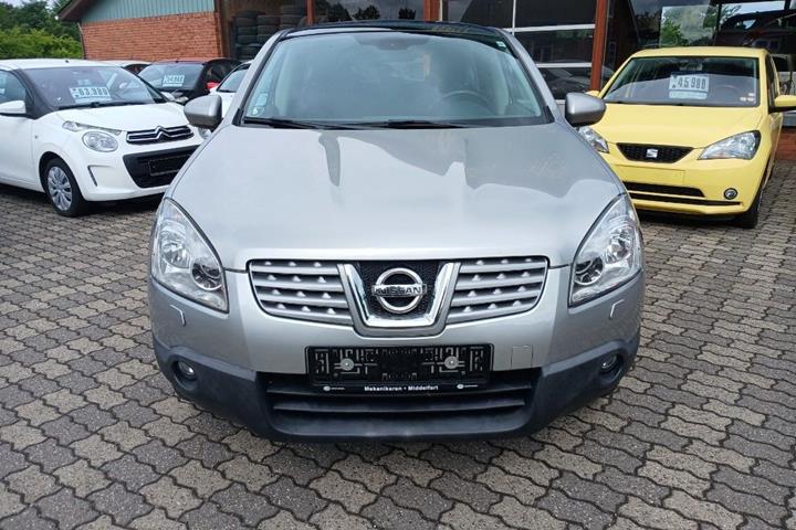 Sølv Nissan Qashqai fra 2009