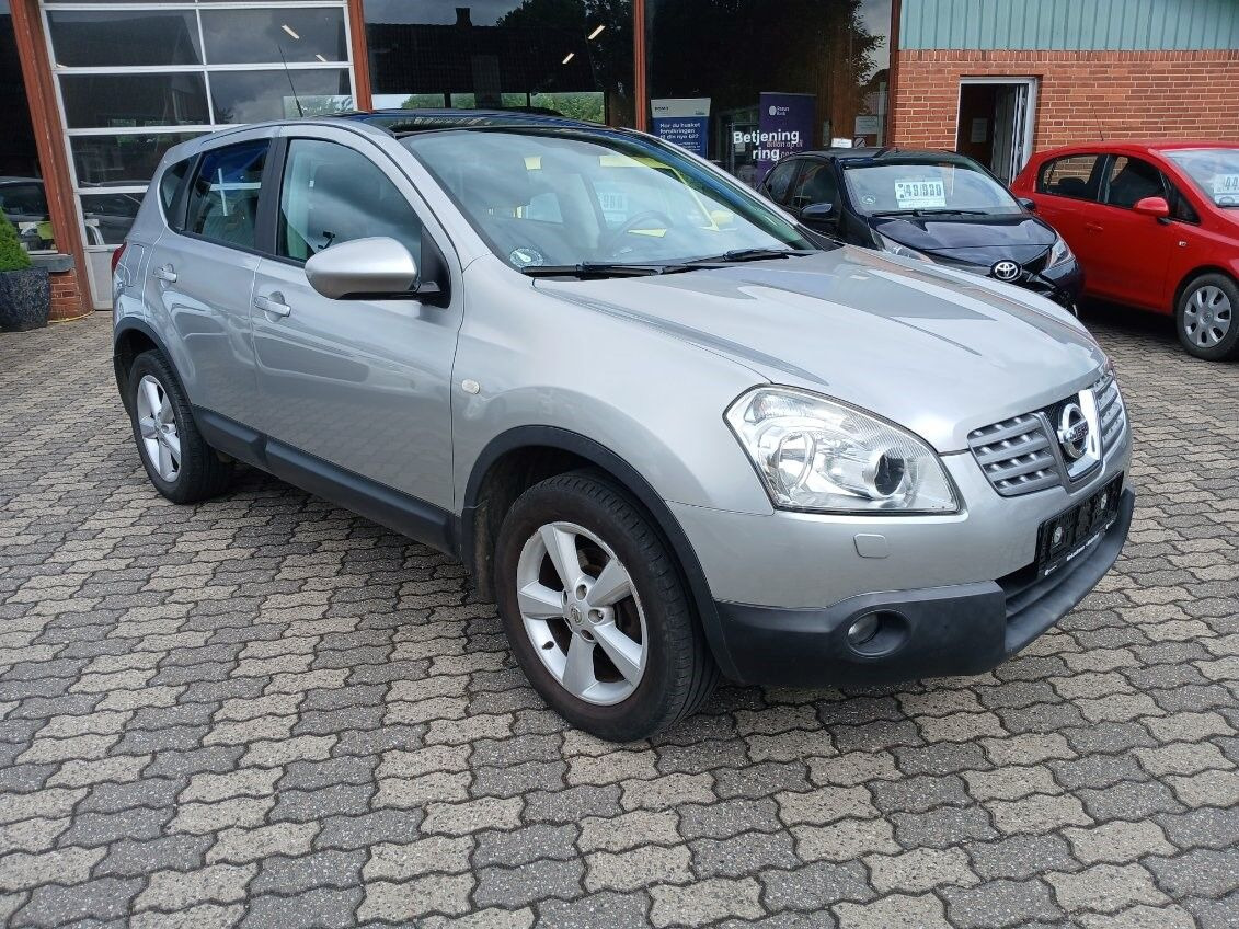 Sølv Nissan Qashqai fra 2009