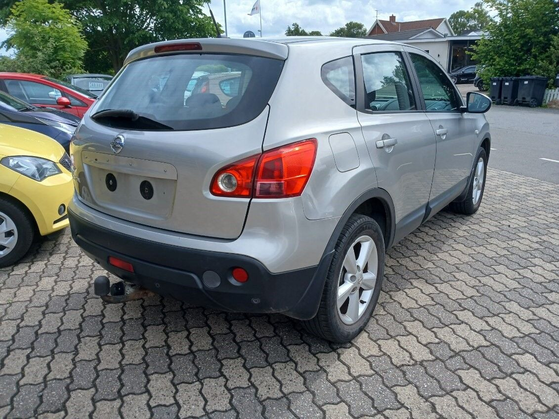 Sølv Nissan Qashqai fra 2009