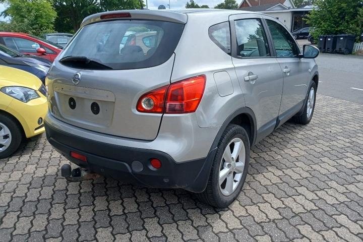 Sølv Nissan Qashqai fra 2009