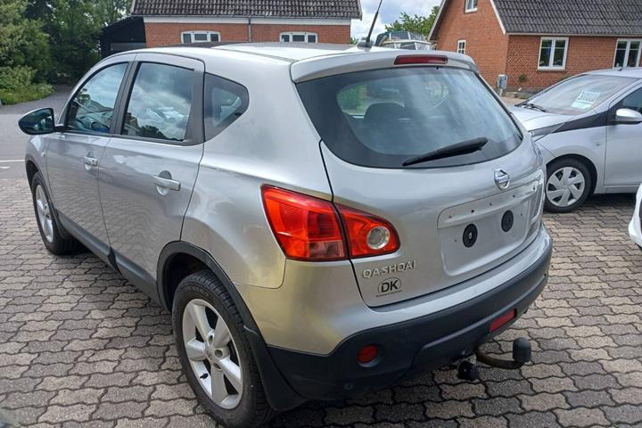 Sølv Nissan Qashqai fra 2009