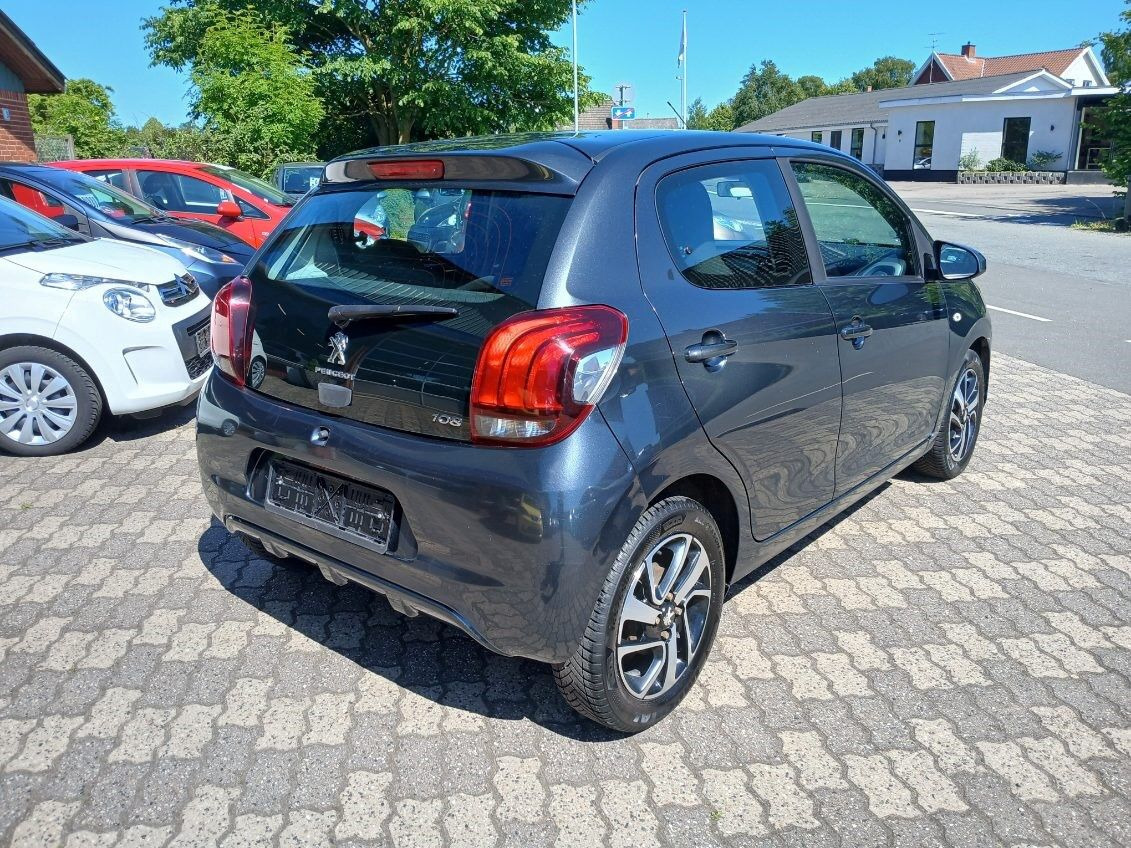 Grå Peugeot 108 fra 2016