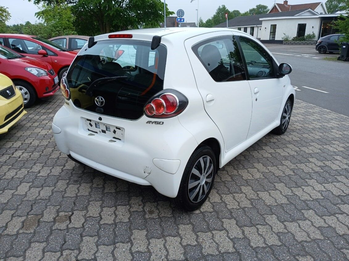 Hvid Toyota Aygo fra 2012