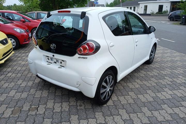 Hvid Toyota Aygo fra 2012