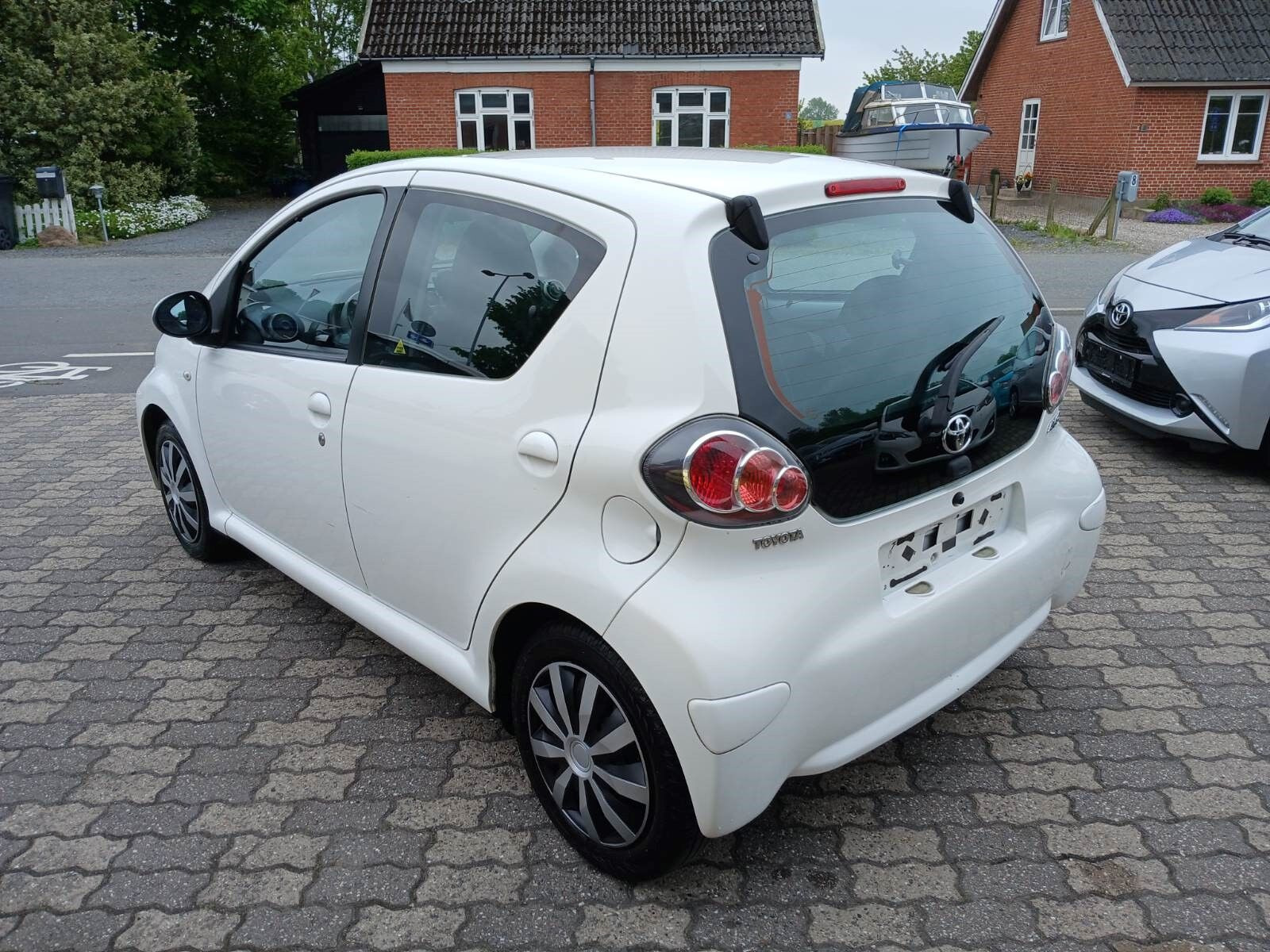 Hvid Toyota Aygo fra 2012