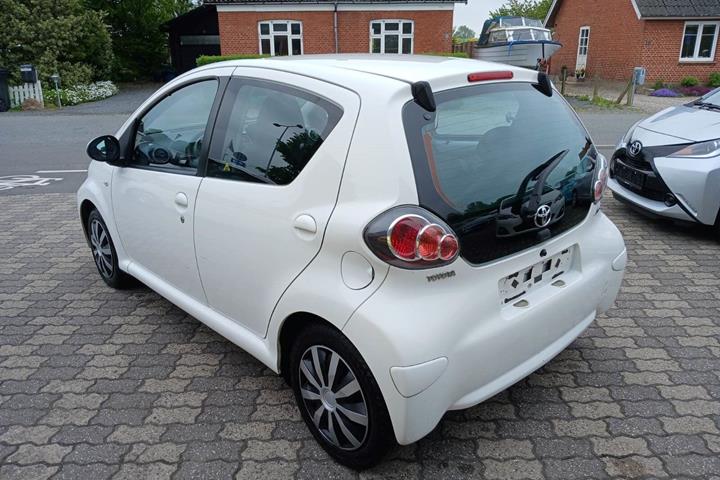 Hvid Toyota Aygo fra 2012
