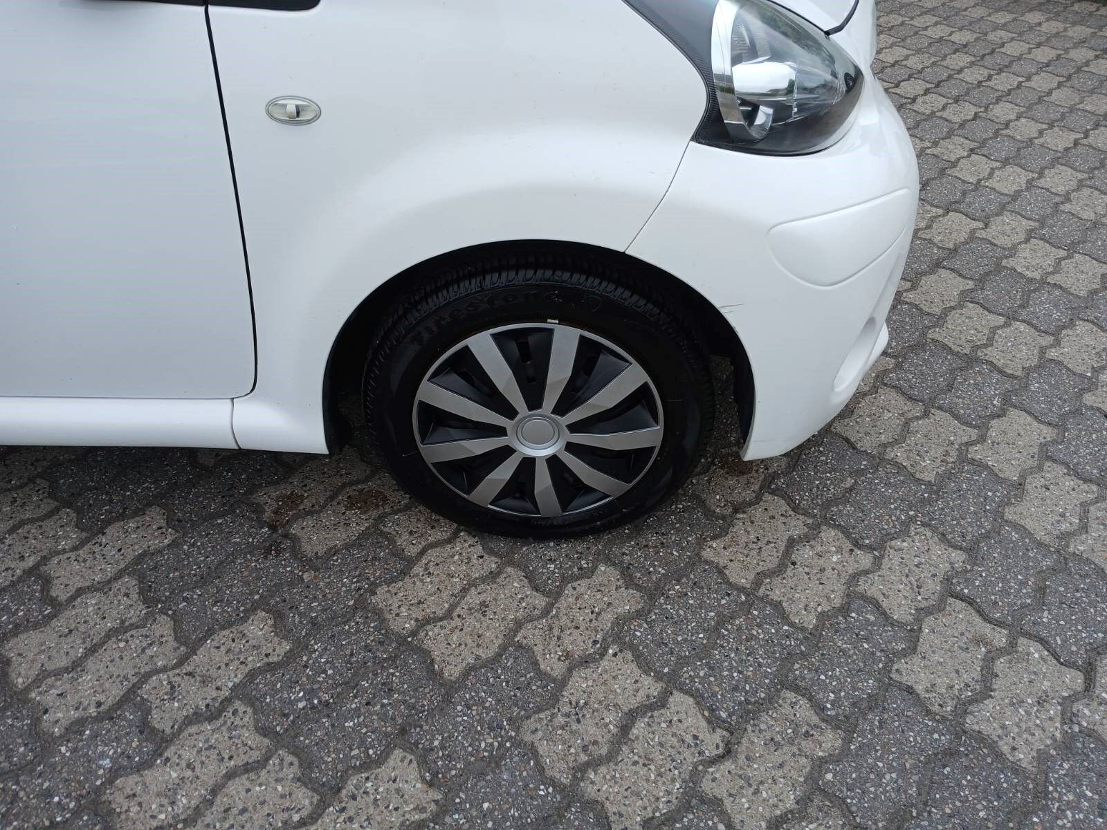 Hvid Toyota Aygo fra 2012