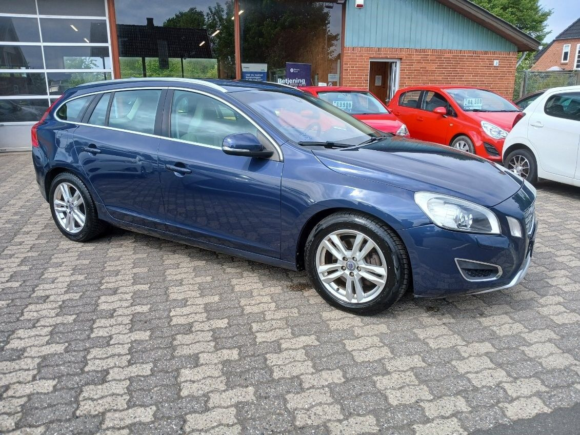 Blå Volvo V60 fra 2011