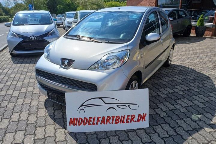 Sølv Peugeot 107 fra 2010
