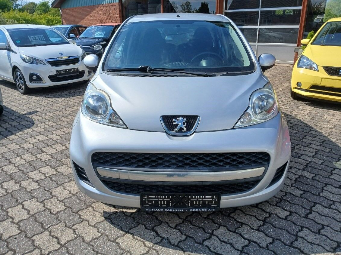 Sølv Peugeot 107 fra 2010