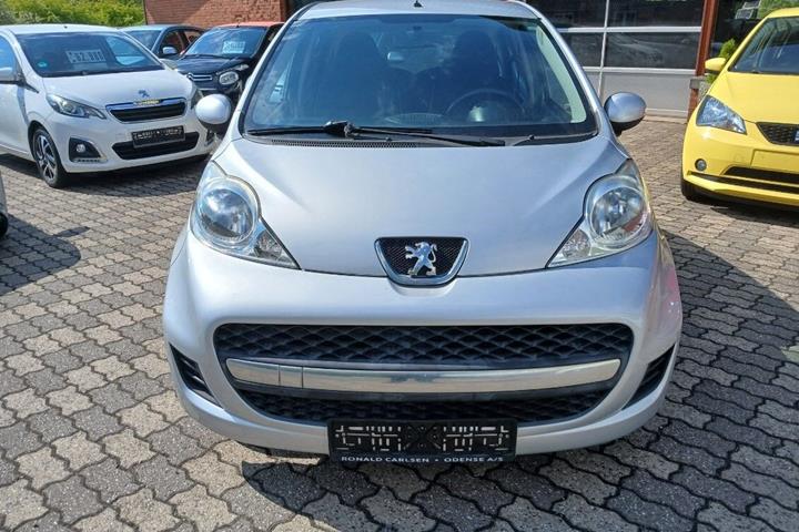 Sølv Peugeot 107 fra 2010