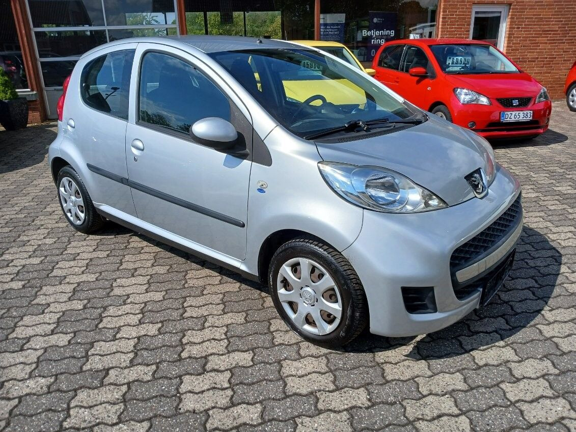 Sølv Peugeot 107 fra 2010