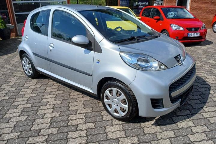 Sølv Peugeot 107 fra 2010
