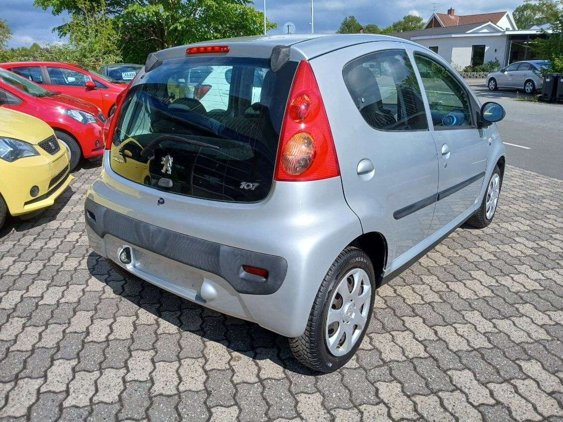 Sølv Peugeot 107 fra 2010