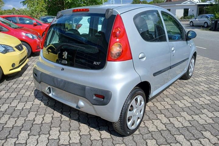 Sølv Peugeot 107 fra 2010