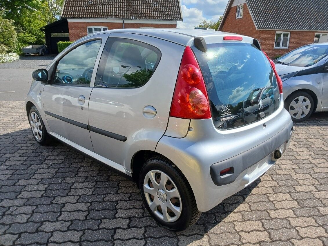 Sølv Peugeot 107 fra 2010