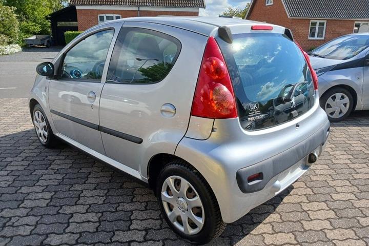 Sølv Peugeot 107 fra 2010