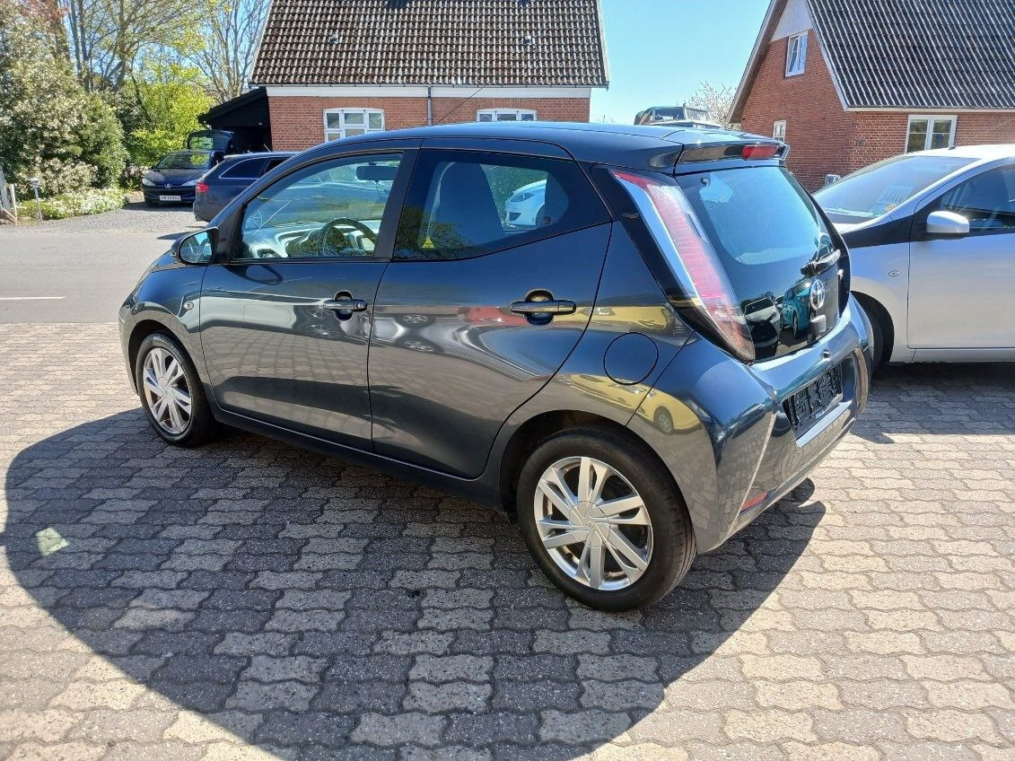 Sort Toyota Aygo fra 2014