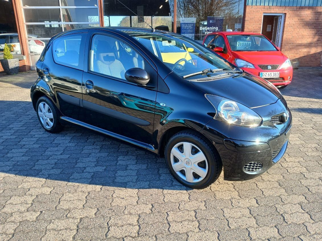 Sort Toyota Aygo fra 2009