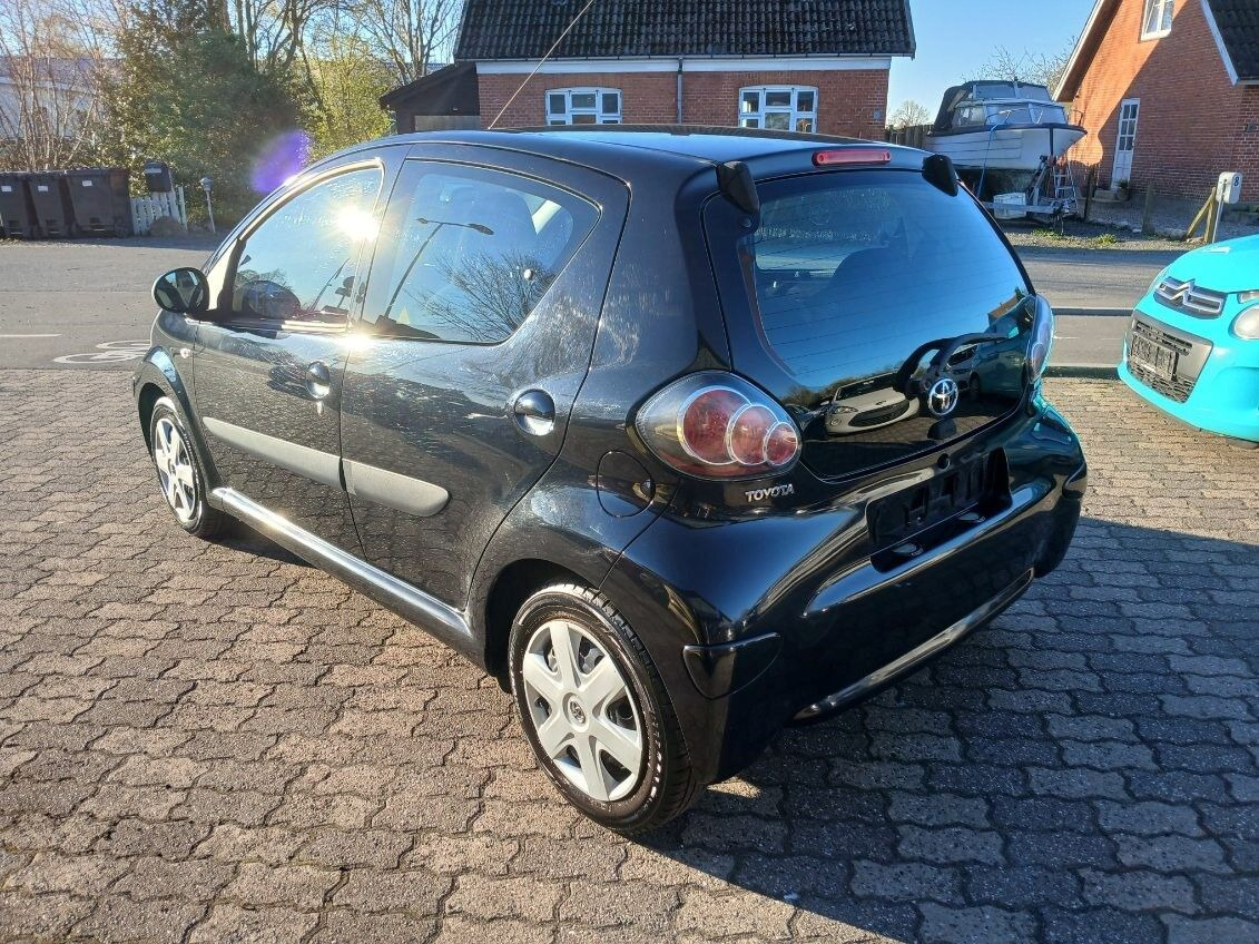 Sort Toyota Aygo fra 2009