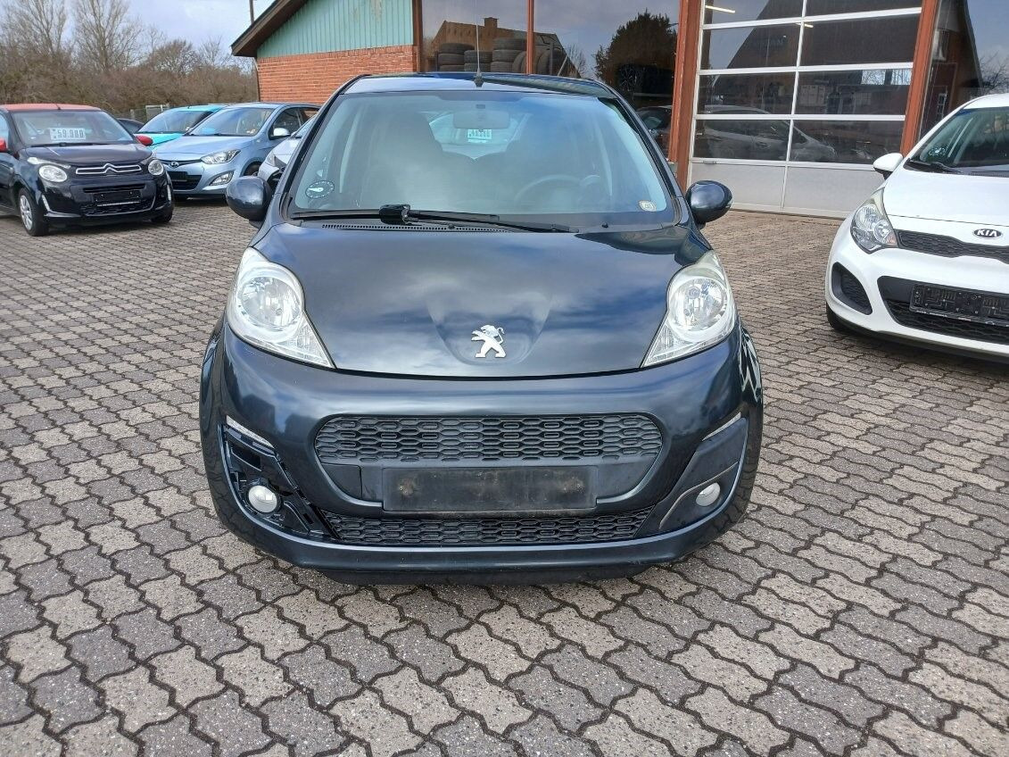 Grå Peugeot 107 fra 2012