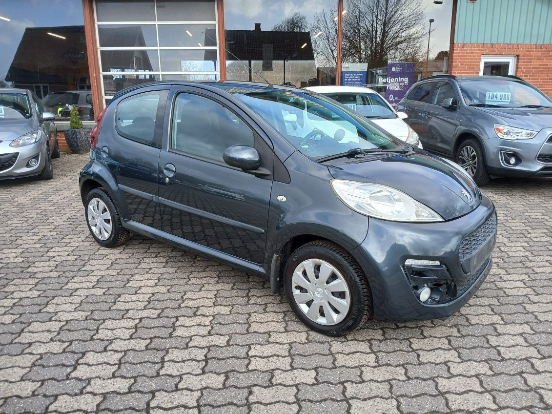 Grå Peugeot 107 fra 2012