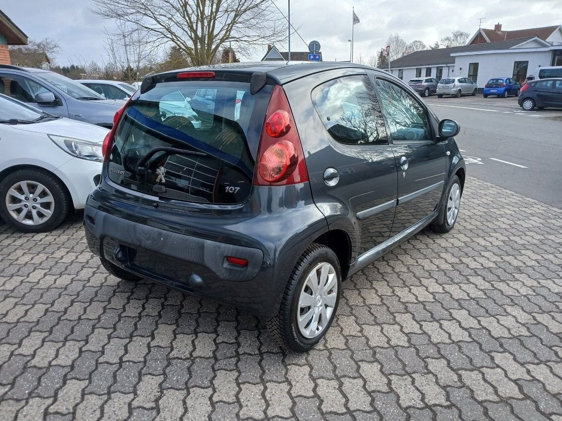 Grå Peugeot 107 fra 2012