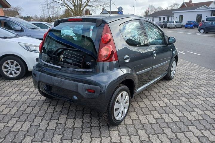 Grå Peugeot 107 fra 2012