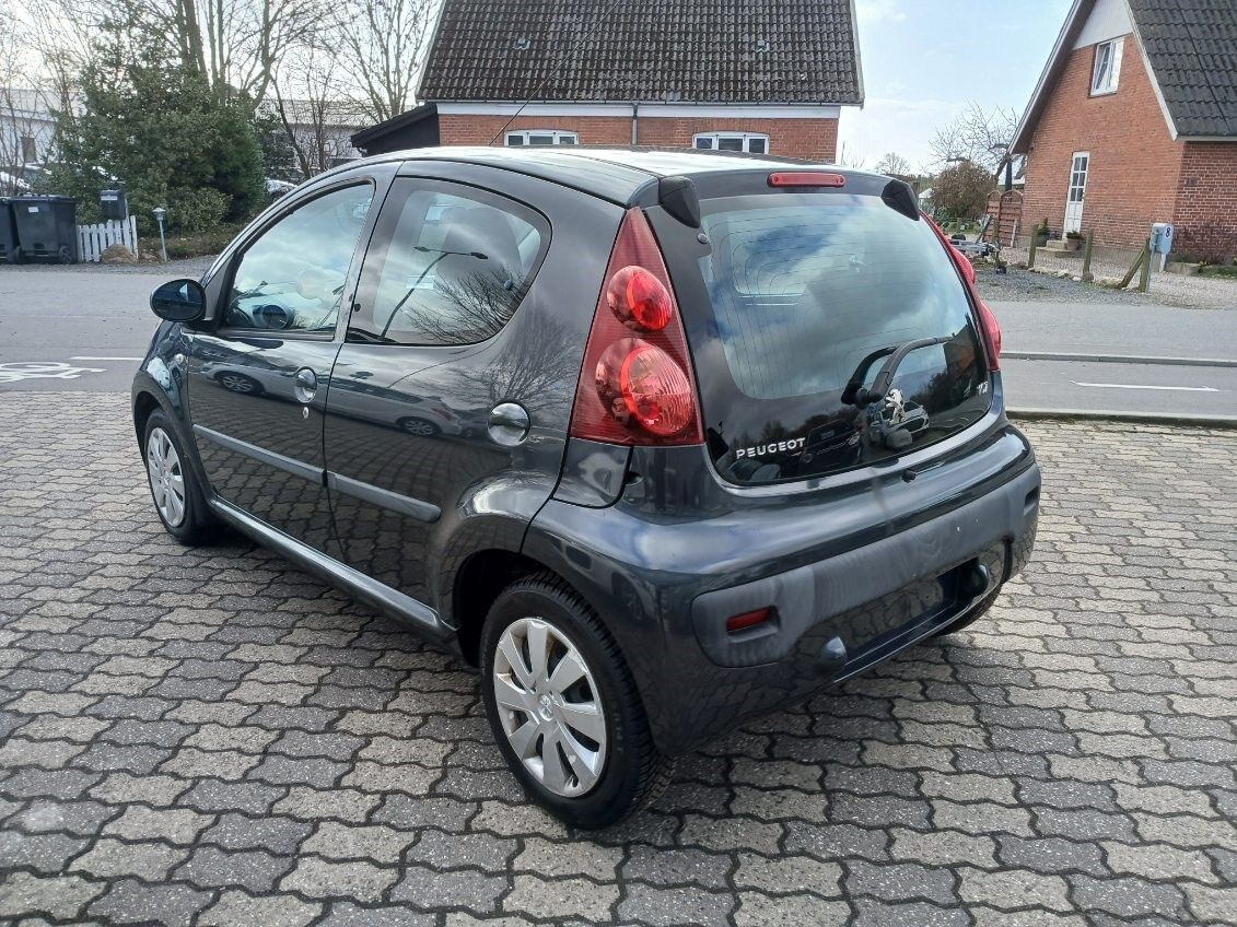 Grå Peugeot 107 fra 2012