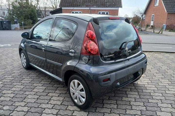 Grå Peugeot 107 fra 2012