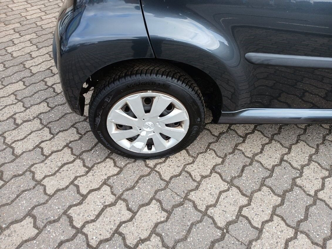 Grå Peugeot 107 fra 2012