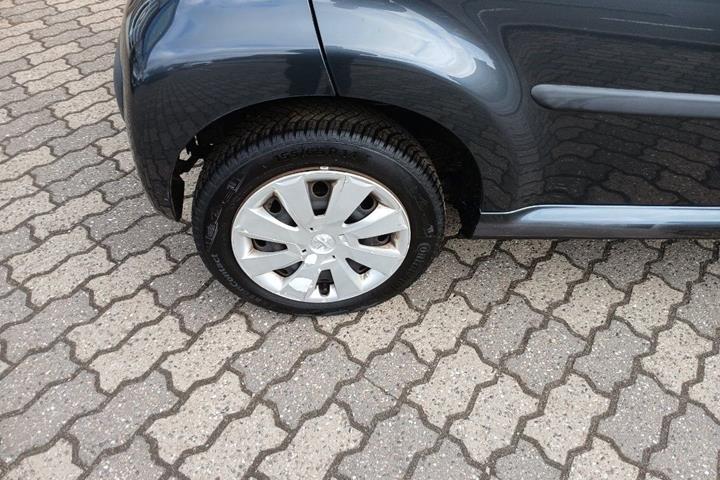 Grå Peugeot 107 fra 2012