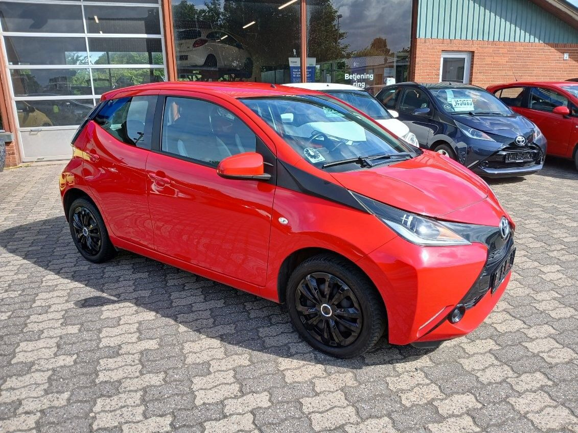Rød Toyota Aygo fra 2015