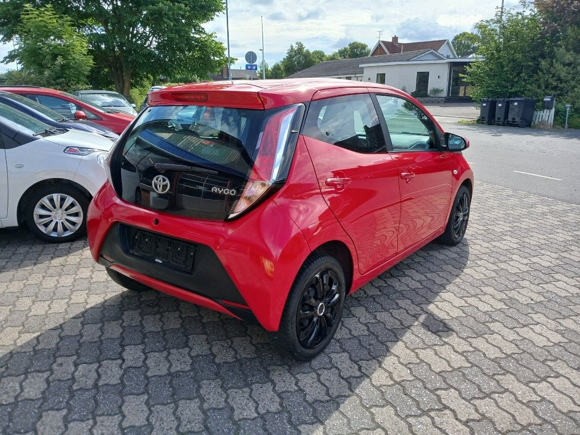 Rød Toyota Aygo fra 2015