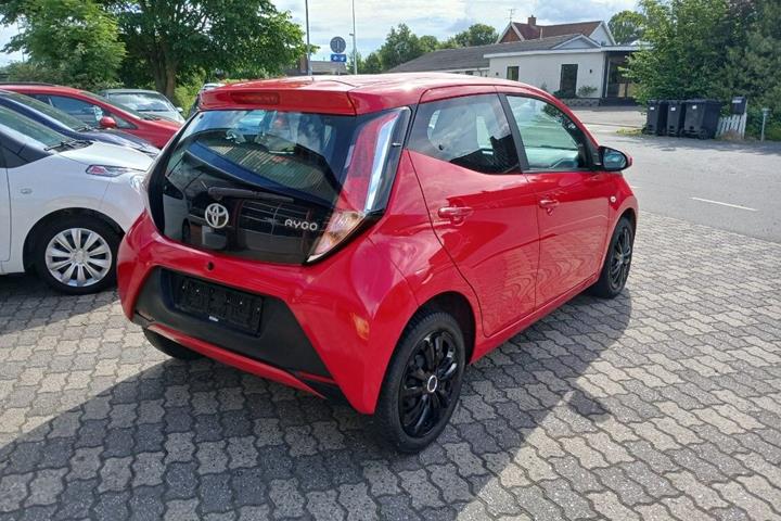 Rød Toyota Aygo fra 2015