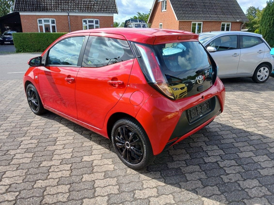 Rød Toyota Aygo fra 2015