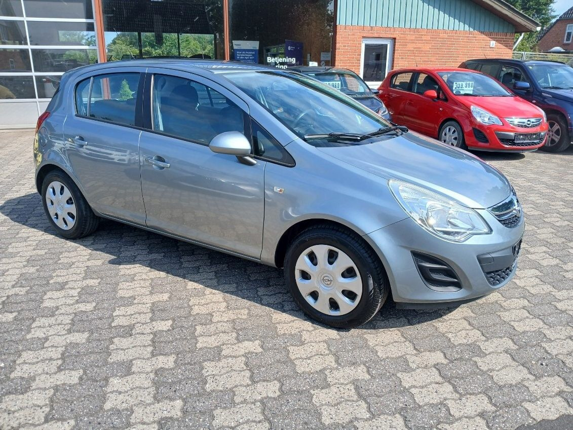 Grå Opel Corsa fra 2013