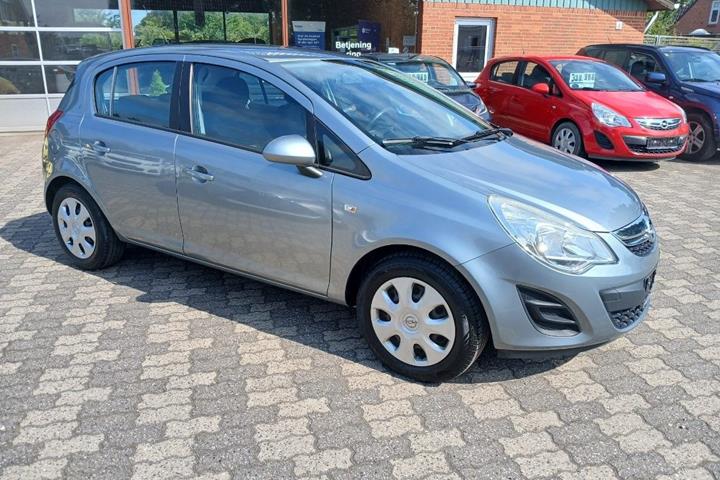 Grå Opel Corsa fra 2013