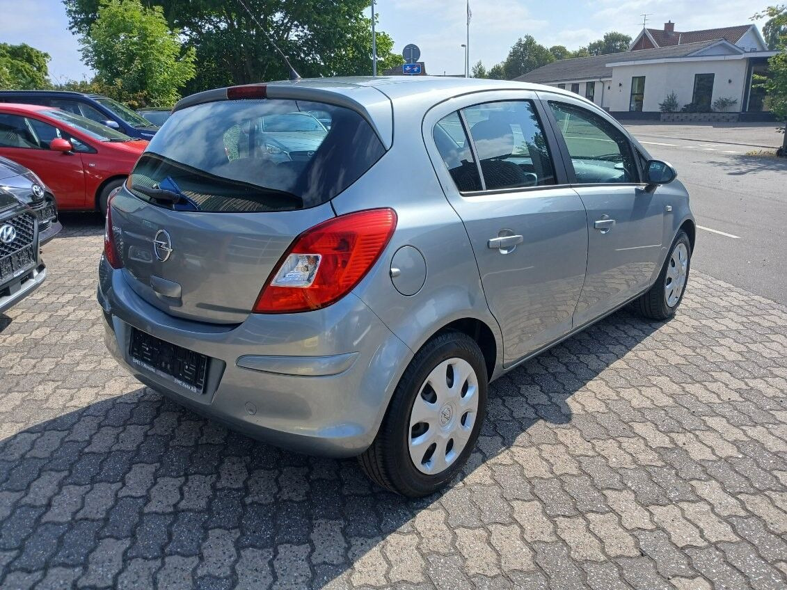 Grå Opel Corsa fra 2013