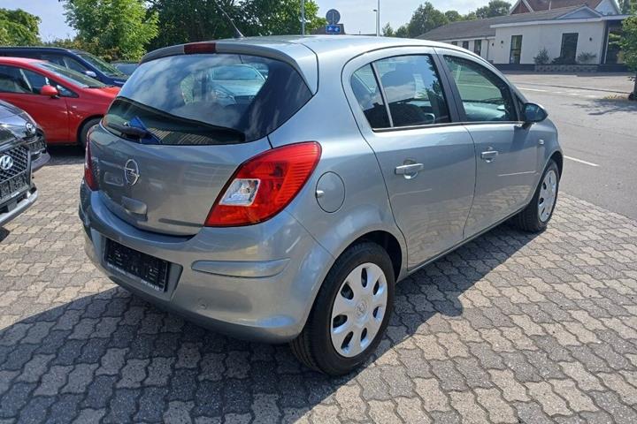 Grå Opel Corsa fra 2013