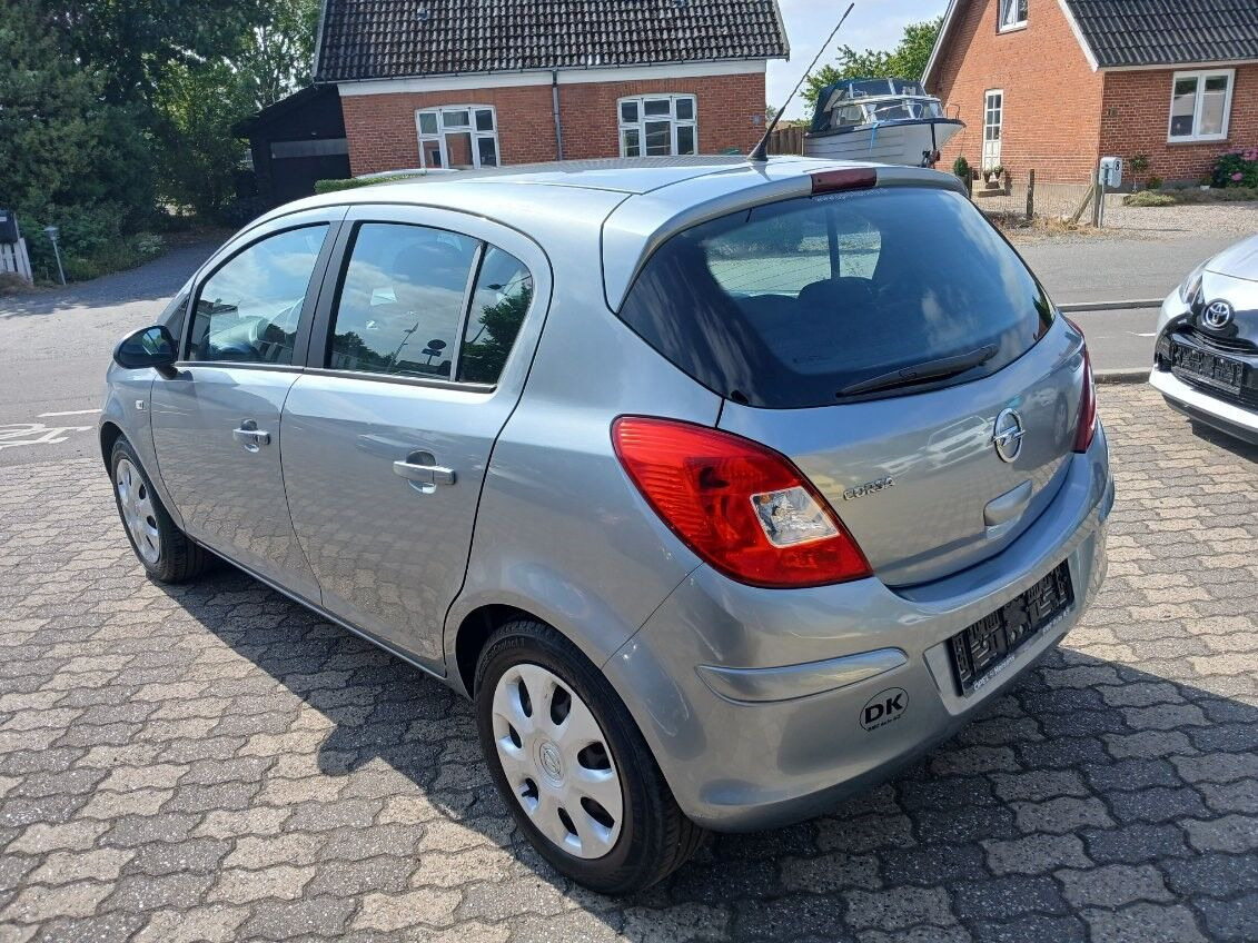 Grå Opel Corsa fra 2013